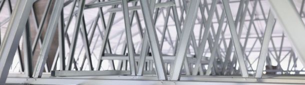 Изображение — structure of steel roof frame for building construction closeup (1) (1)